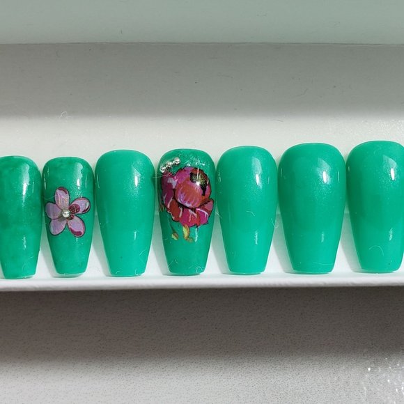 Medium Coffin Shaped Set of 22 Nails - Picture 2 of 6